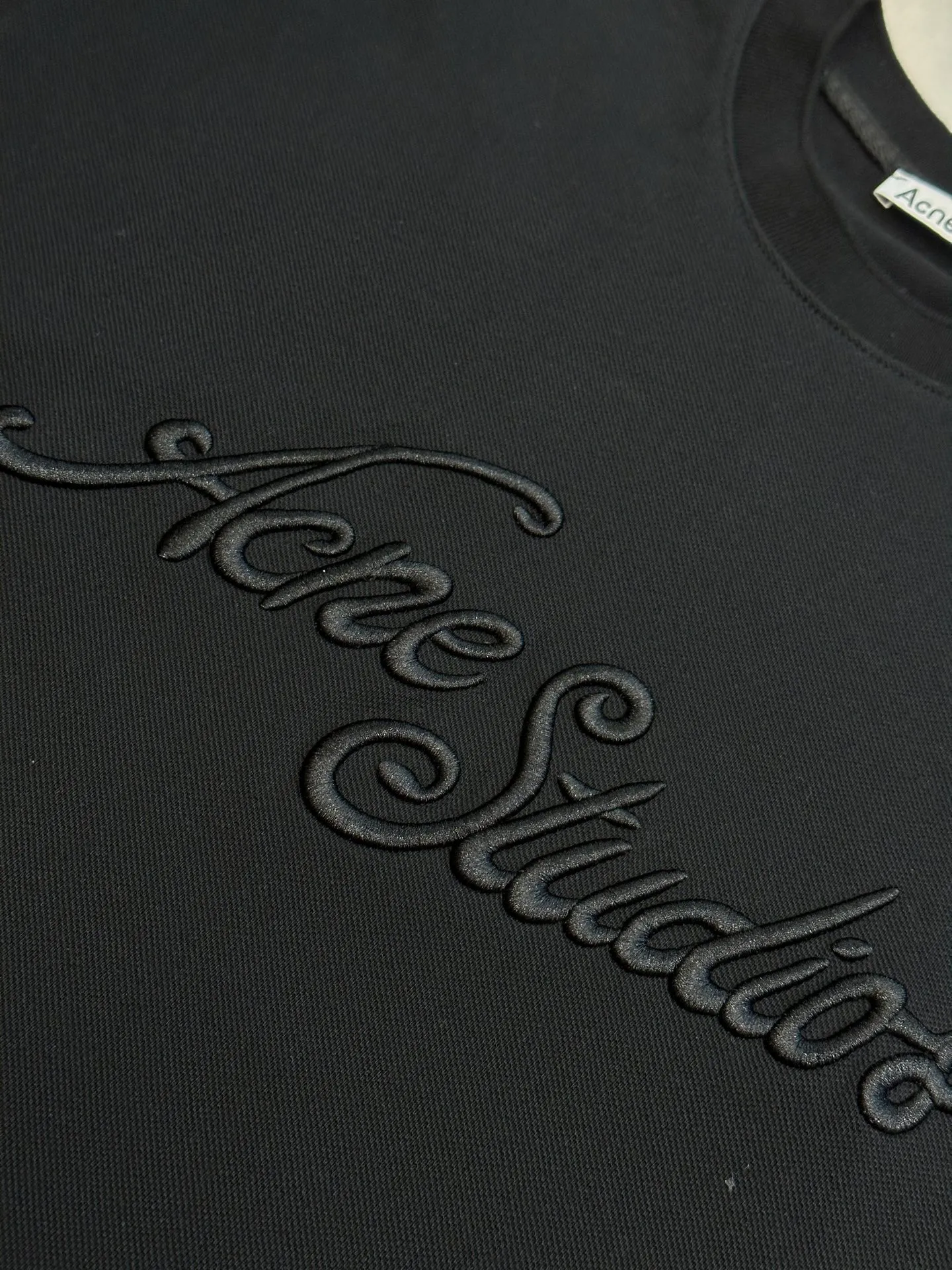 Ac Studios embroidered logo long sleeves are made of custom matte luxury piqué cotton, with the iconic embroidered logo engraved on the chest, and the same logo on the hem subtly echoes. The minimalist silhouette hides high-end recognition. Using imported machine embroidery technology, advanced computer control systems and precision mechanical components are used to achieve the Ac Studios logo work. size：s m l xl